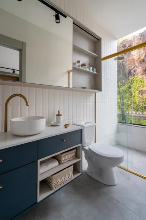 Seu banheiro organizado e relaxante com móveis planejados